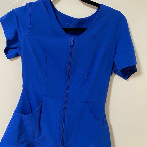 Jaaanu XS -- 5 scrub tops & 1 pant (all navy/blue) - Picture 8 of 9